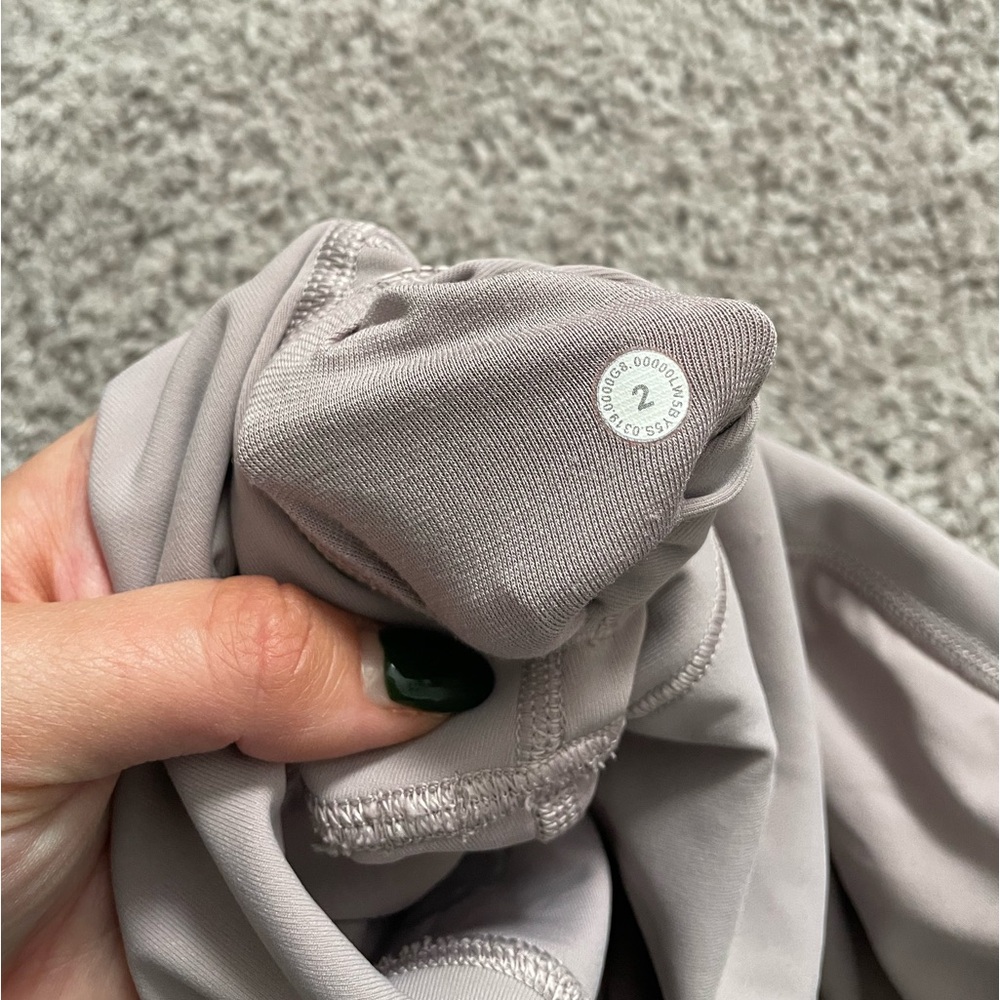 Lululemon leggings size 2 - Picture 3 of 4